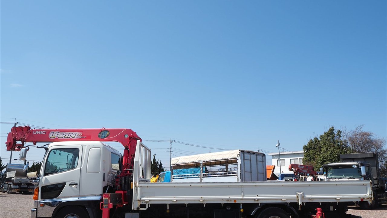 クレーン付きトラック(ユニック車)の選び方|種類・段数・購入前チェックを現場目線で解説